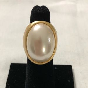 Pearl costume ring . Size 5-7